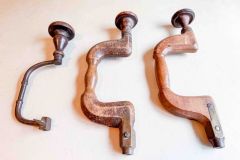 201  (2) unmarked wood and brass push-button braces, and 1 metal brace with square chuck Fair