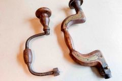 202  T.E. Wells & Co. push-button wood push-button brace, and 1 metal brace w/ square chuck Fair