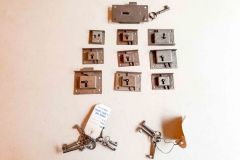 229  25 mortice locks of various sizes, with 15+ keys, Good